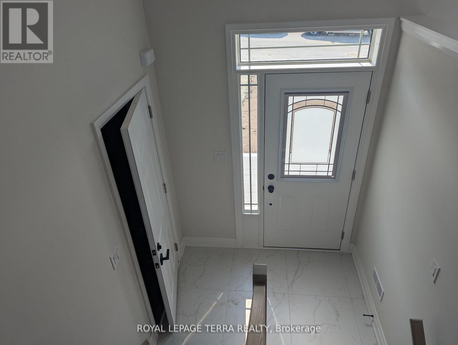 Property at 2 JOANNE CRESCENT N image 2