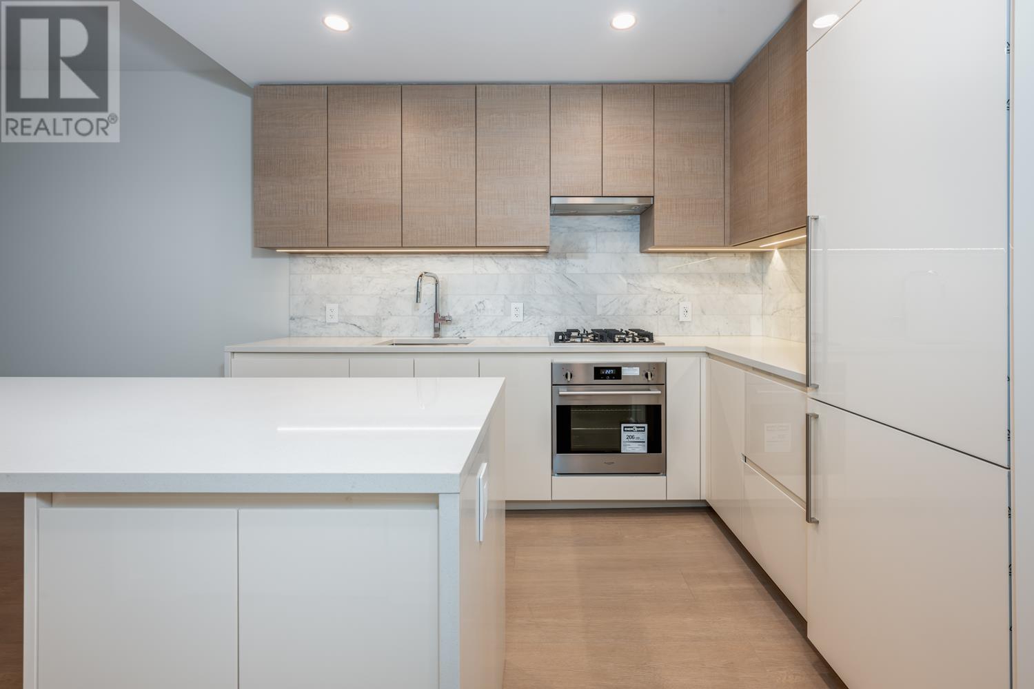 Listing Picture 3 of 36 : 1609 2108 GILMORE AVENUE, Burnaby / 本拿比 - 魯藝地產 Yvonne Lu Group - MLS Medallion Club Member