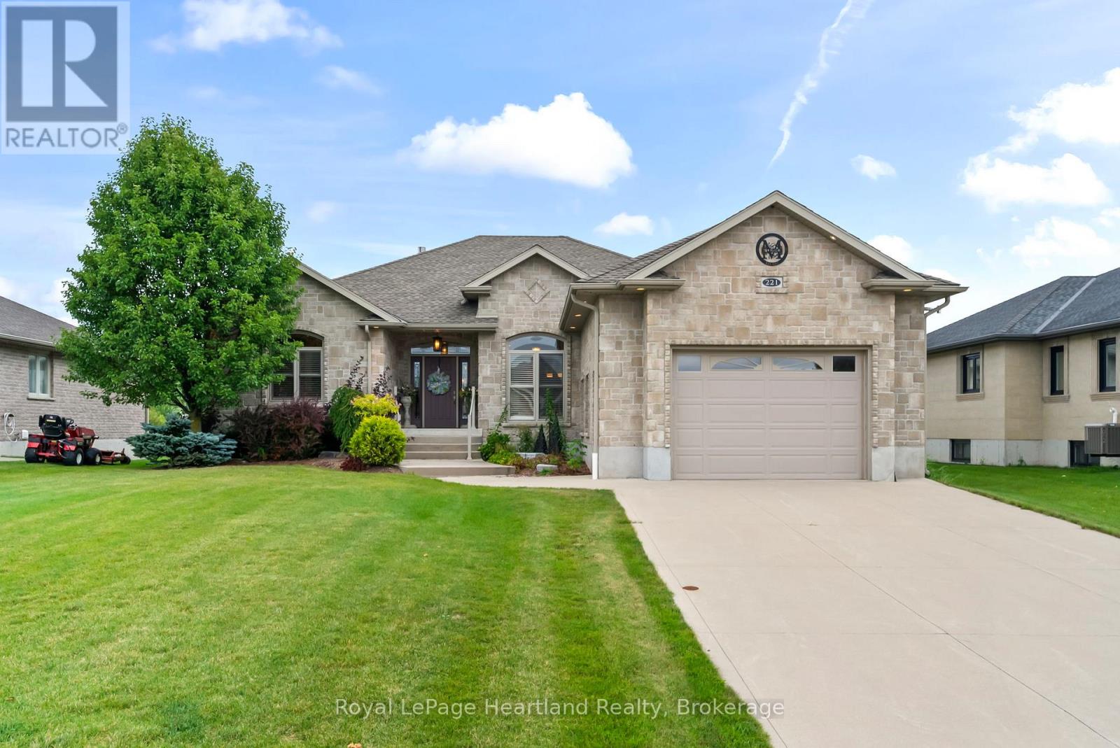 221 John Street, Minto, Ontario  N0G 1Z0 - Photo 6 - X11903692