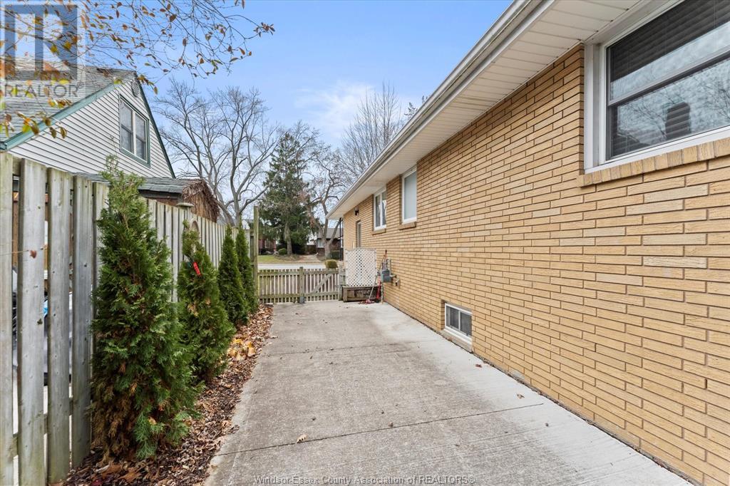 1124 Belle Isle  View, Windsor, Ontario    - Photo 37 - 25000048