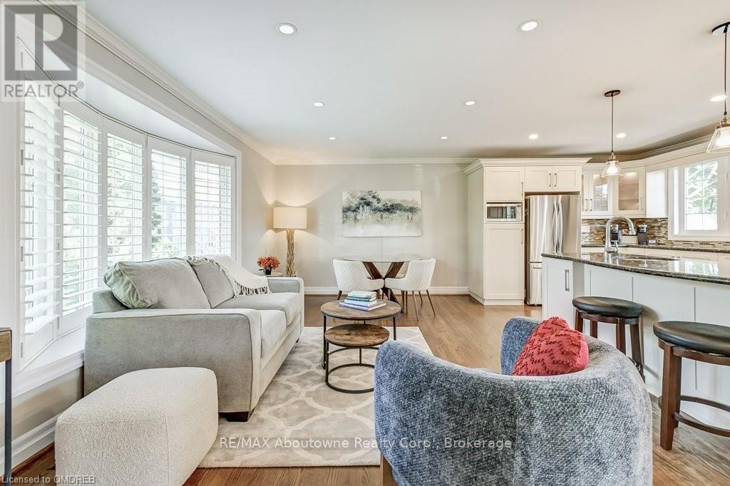 2492 Rebecca StreetOakville (1001 - Br Bronte), Ontario  L6L 2B2 - Photo 5 - W10404045