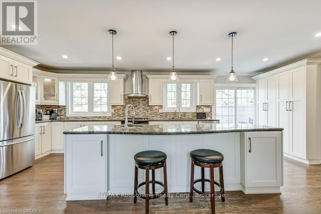 2492 Rebecca StreetOakville (1001 - Br Bronte), Ontario  L6L 2B2 - Photo 8 - W10404045