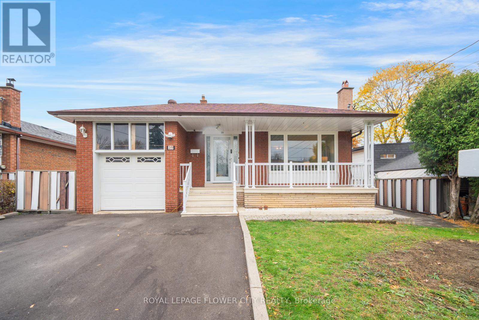 39 STANWOOD CRESCENT, Toronto, Ontario