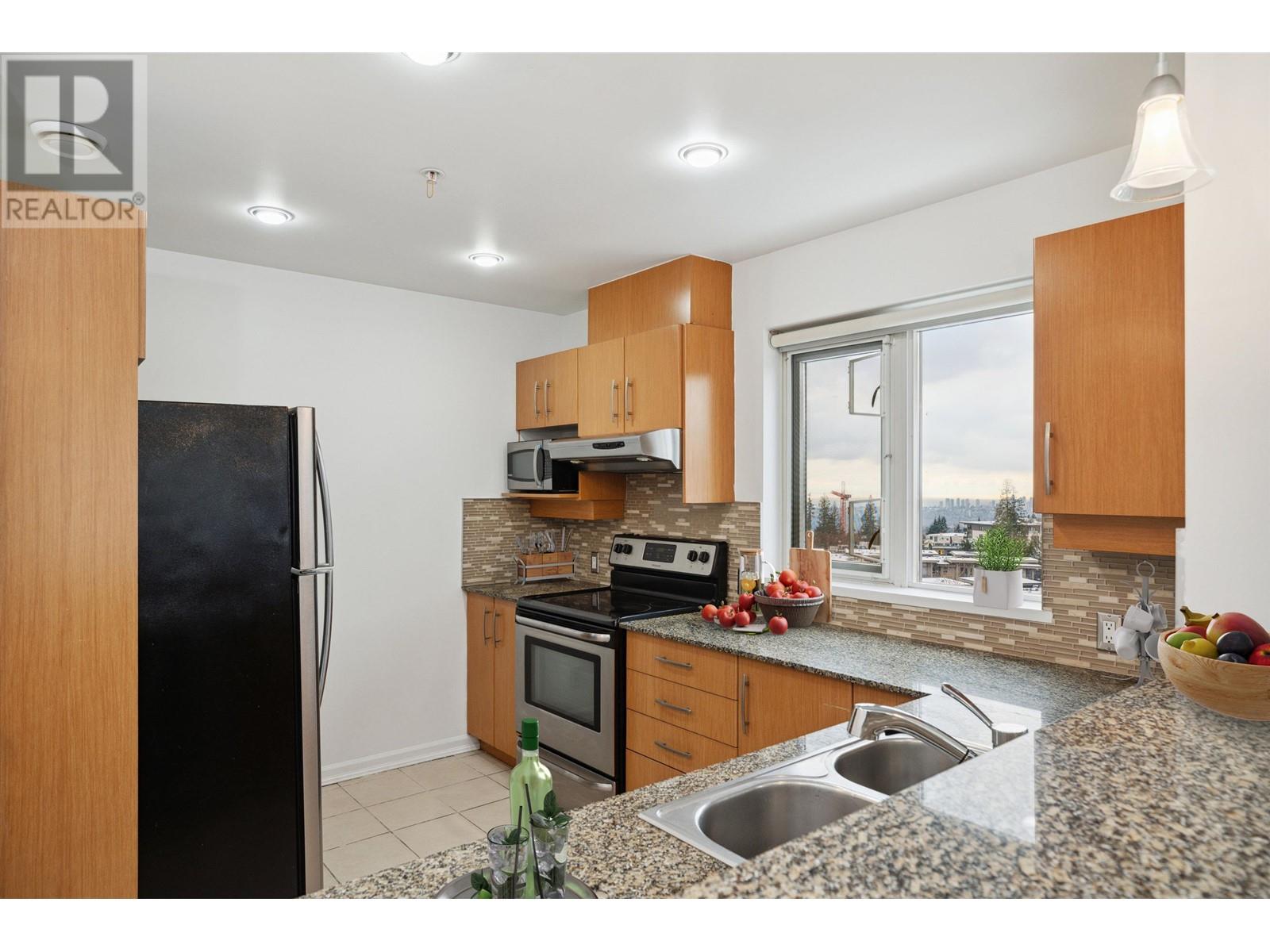 Listing Picture 9 of 38 : 904 9288 UNIVERSITY CRESCENT, Burnaby / 本拿比 - 魯藝地產 Yvonne Lu Group - MLS Medallion Club Member