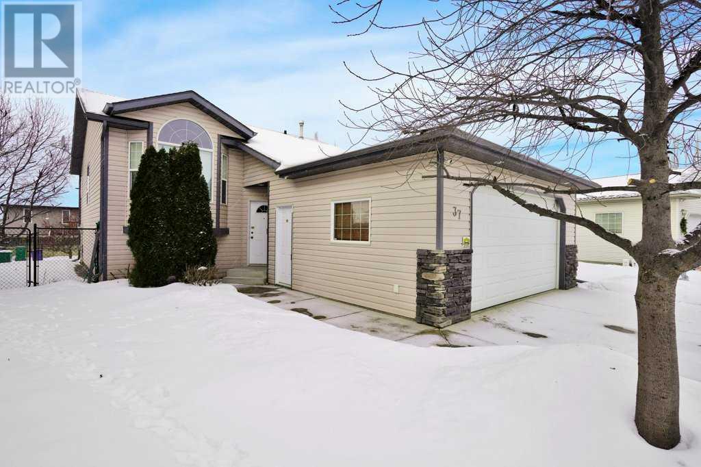 37 Downing Close, Red Deer, Alberta  T4R 3J9 - Photo 2 - A2184975