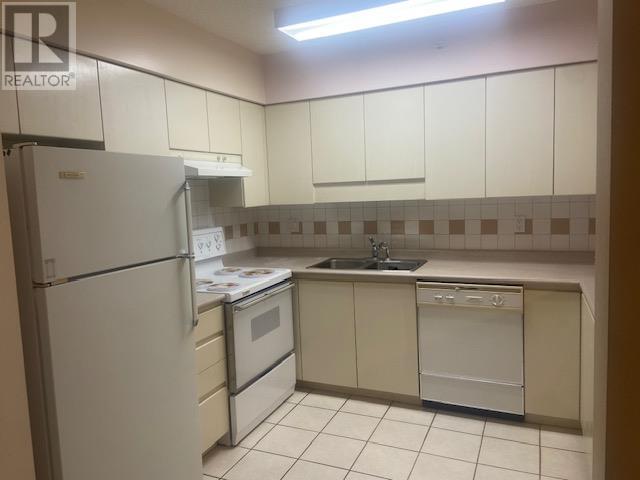 Listing Picture 2 of 17 : 703 8246 LANSDOWNE ROAD, Richmond / 烈治文 - 魯藝地產 Yvonne Lu Group - MLS Medallion Club Member