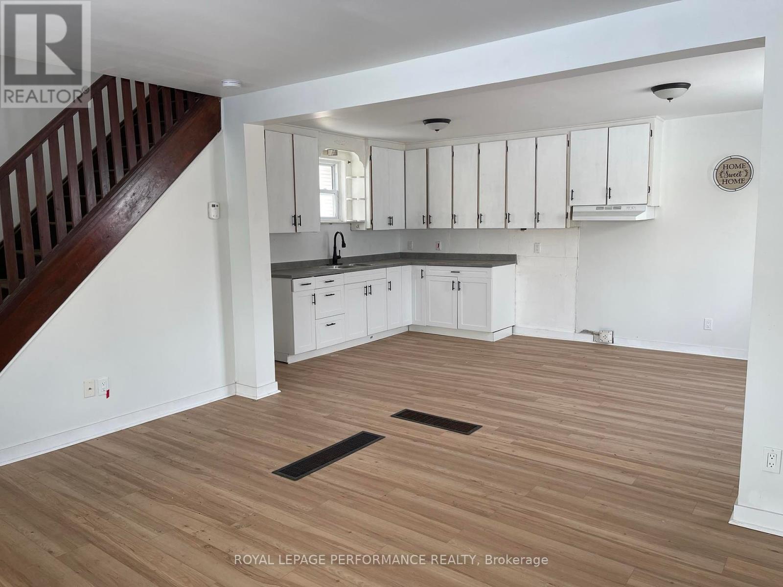 Property at 110 ELEVENTH STREET E image 5