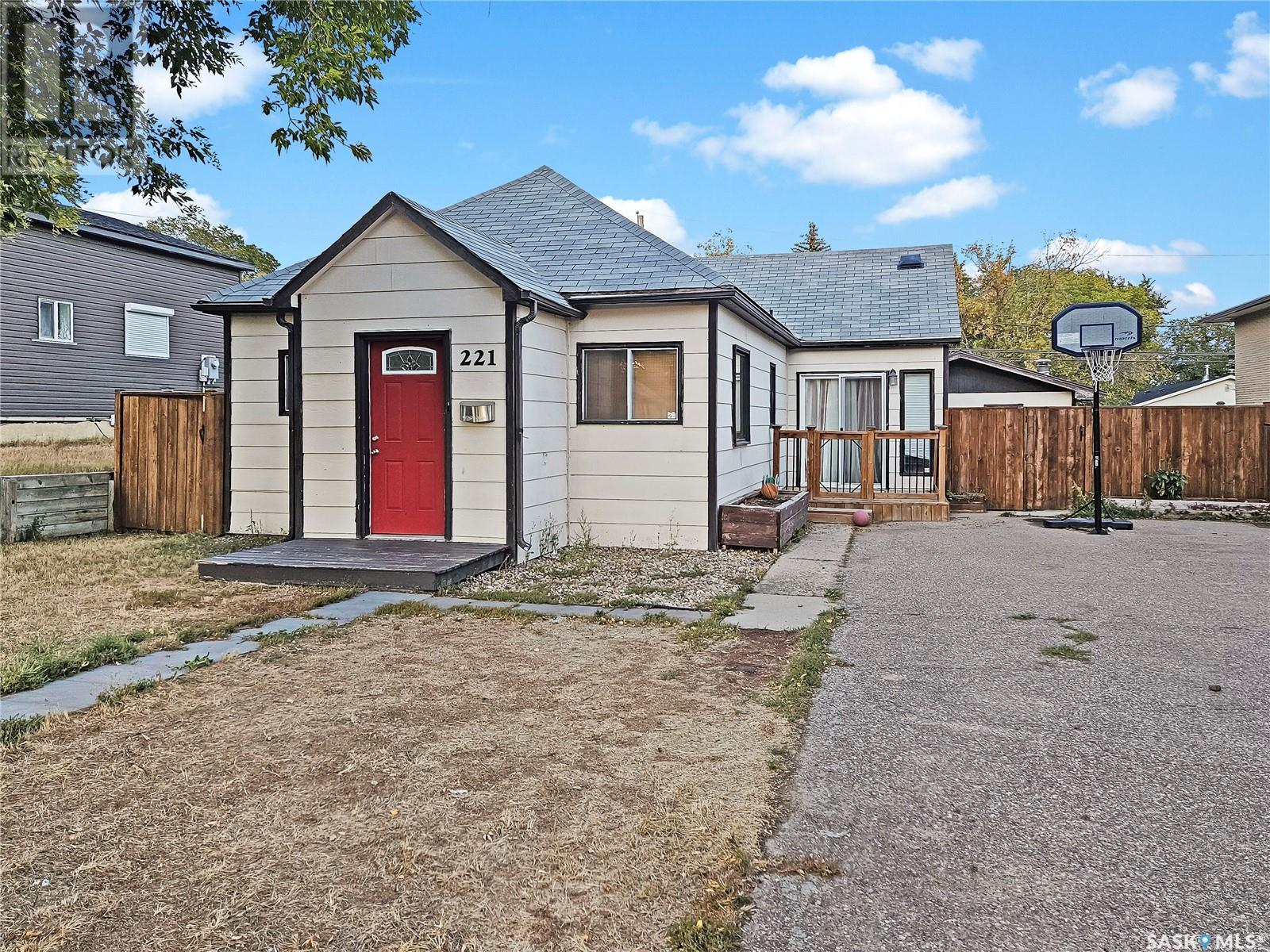 Property at 221 7th AVENUE NW image 3