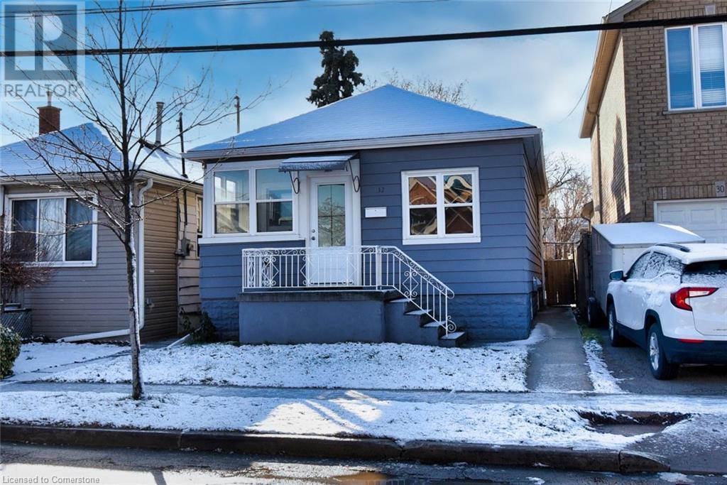32 VANSITMART Avenue, Hamilton, Ontario
