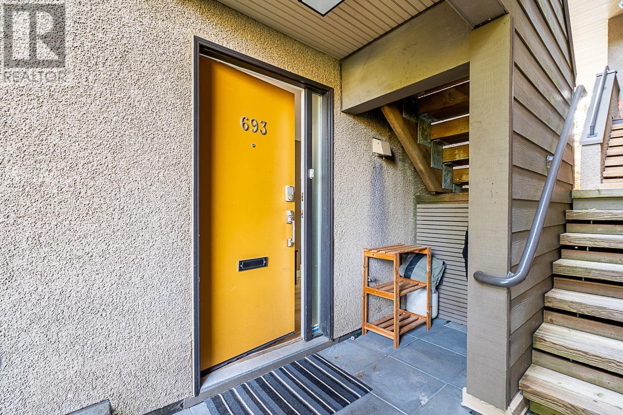 Listing Picture 5 of 40 : 693 MOBERLY ROAD, Vancouver / 溫哥華 - 魯藝地產 Yvonne Lu Group - MLS Medallion Club Member