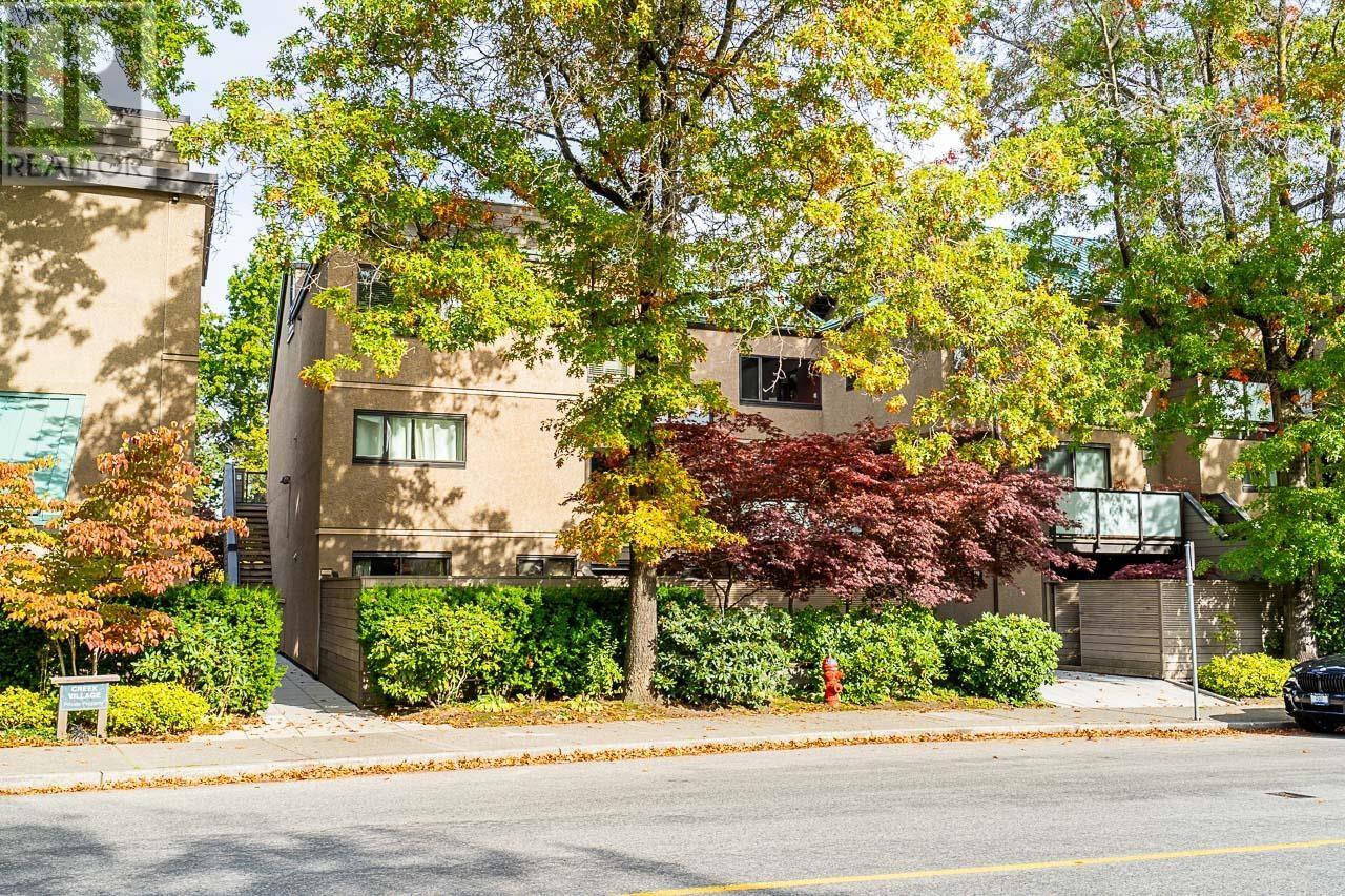 Listing Picture 2 of 40 : 693 MOBERLY ROAD, Vancouver / 溫哥華 - 魯藝地產 Yvonne Lu Group - MLS Medallion Club Member