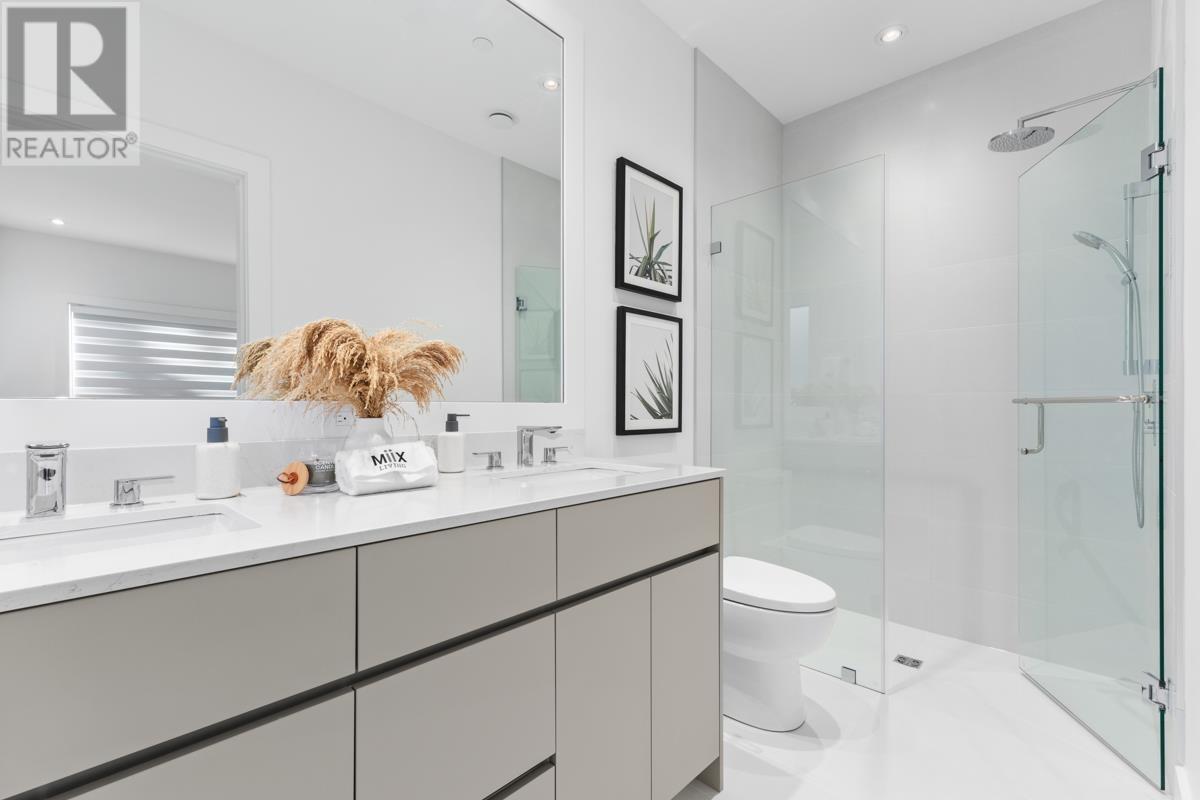 Listing Picture 18 of 34 : 1 927 E 63RD AVENUE, Vancouver / 溫哥華 - 魯藝地產 Yvonne Lu Group - MLS Medallion Club Member