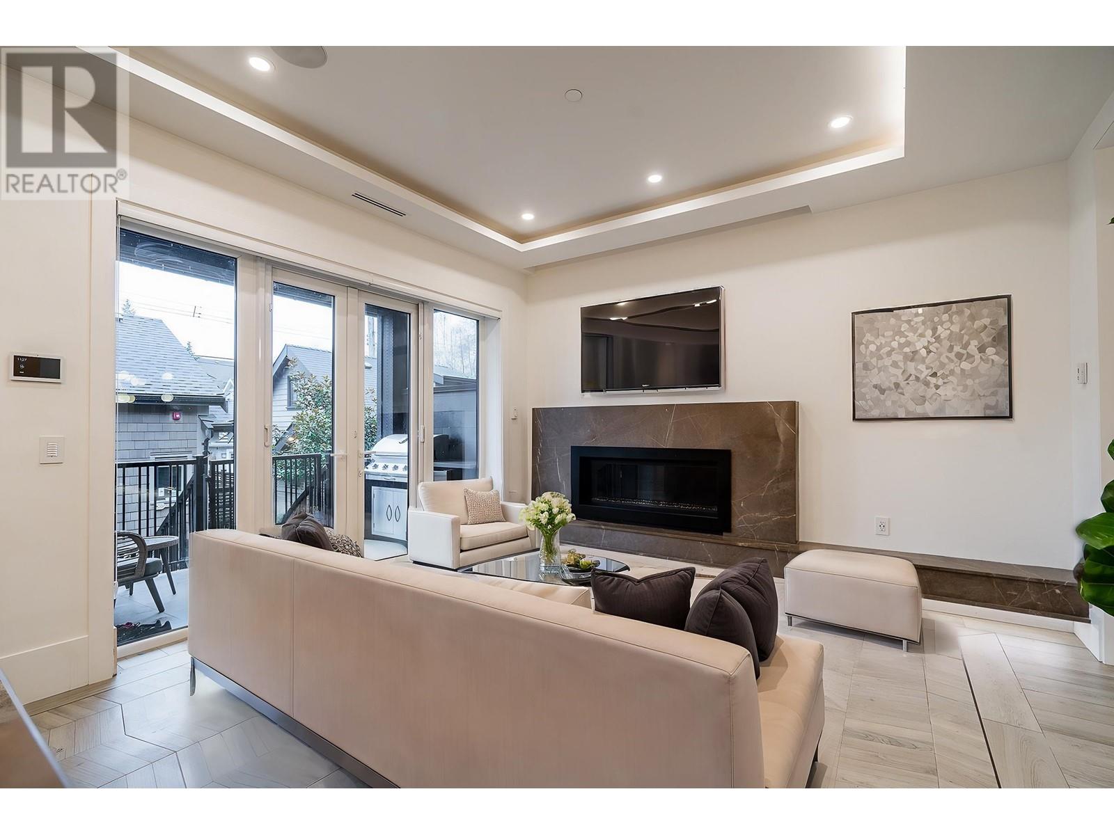 Listing Picture 3 of 40 : 6072 CROWN STREET, Vancouver / 溫哥華 - 魯藝地產 Yvonne Lu Group - MLS Medallion Club Member