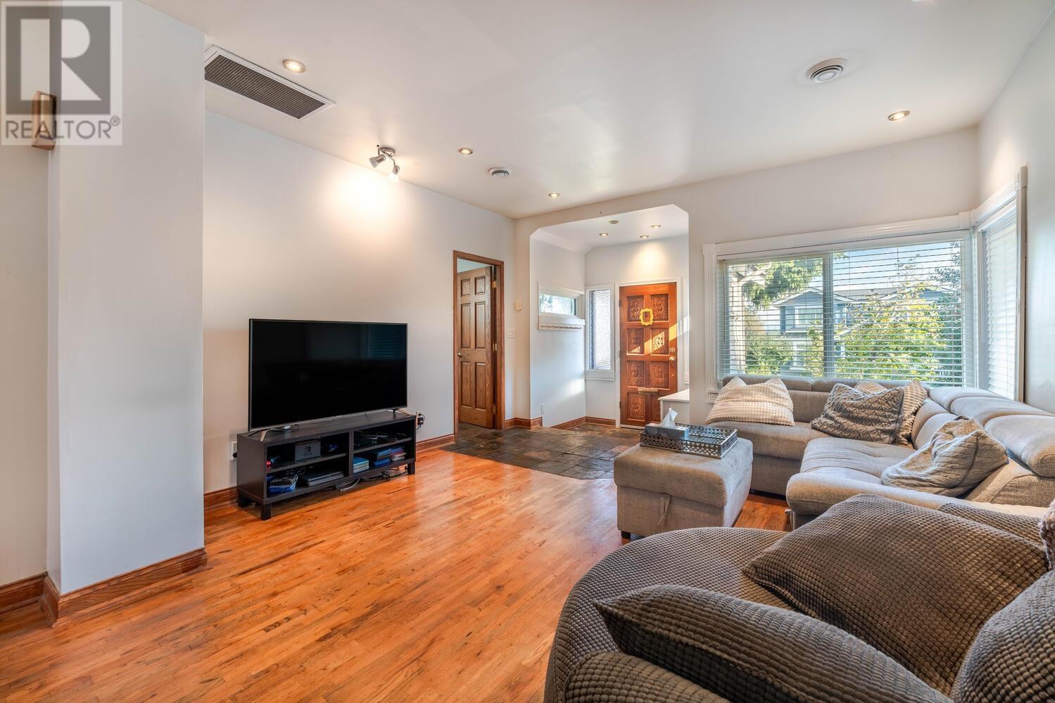 824 Scott Street, New Westminster, British Columbia  V3L 4T8 - Photo 2 - R2952344