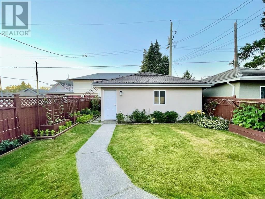 Listing Picture 24 of 31 : 3451 E 45TH AVENUE, Vancouver / 溫哥華 - 魯藝地產 Yvonne Lu Group - MLS Medallion Club Member