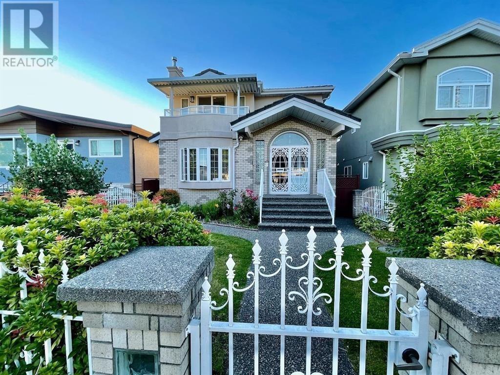 Listing Picture 2 of 31 : 3451 E 45TH AVENUE, Vancouver / 溫哥華 - 魯藝地產 Yvonne Lu Group - MLS Medallion Club Member