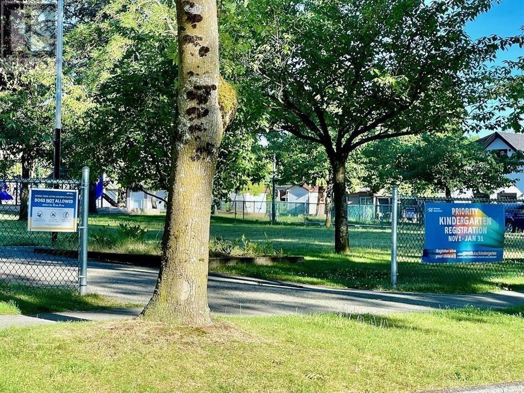 Listing Picture 25 of 31 : 3451 E 45TH AVENUE, Vancouver / 溫哥華 - 魯藝地產 Yvonne Lu Group - MLS Medallion Club Member