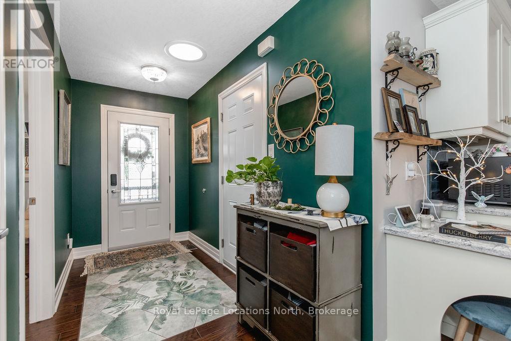 130 New York Avenue, Wasaga Beach, Ontario  L9Z 3A8 - Photo 3 - S11881592