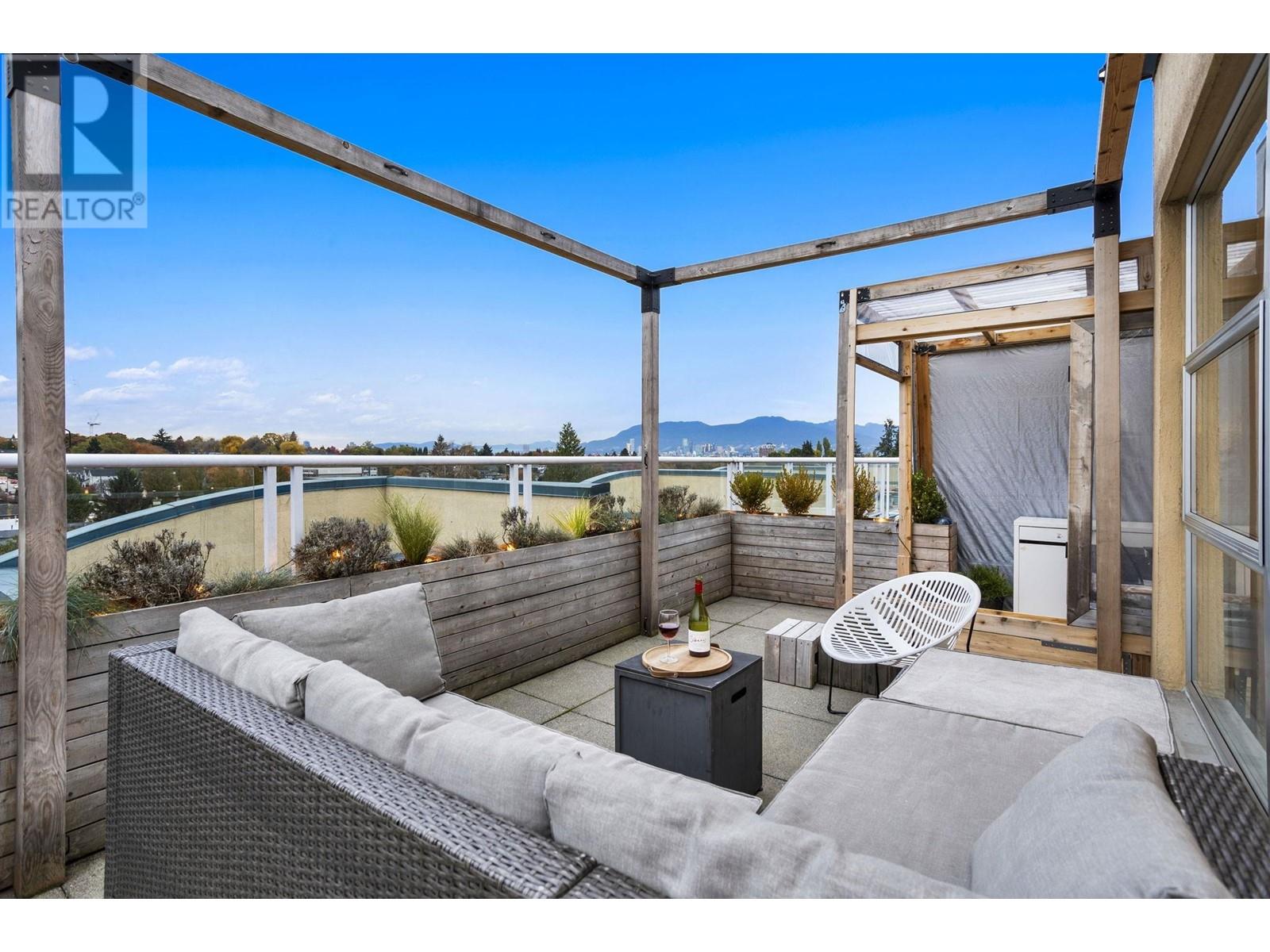 Listing Picture 2 of 32 : PH1 4113 FRASER STREET, Vancouver / 溫哥華 - 魯藝地產 Yvonne Lu Group - MLS Medallion Club Member