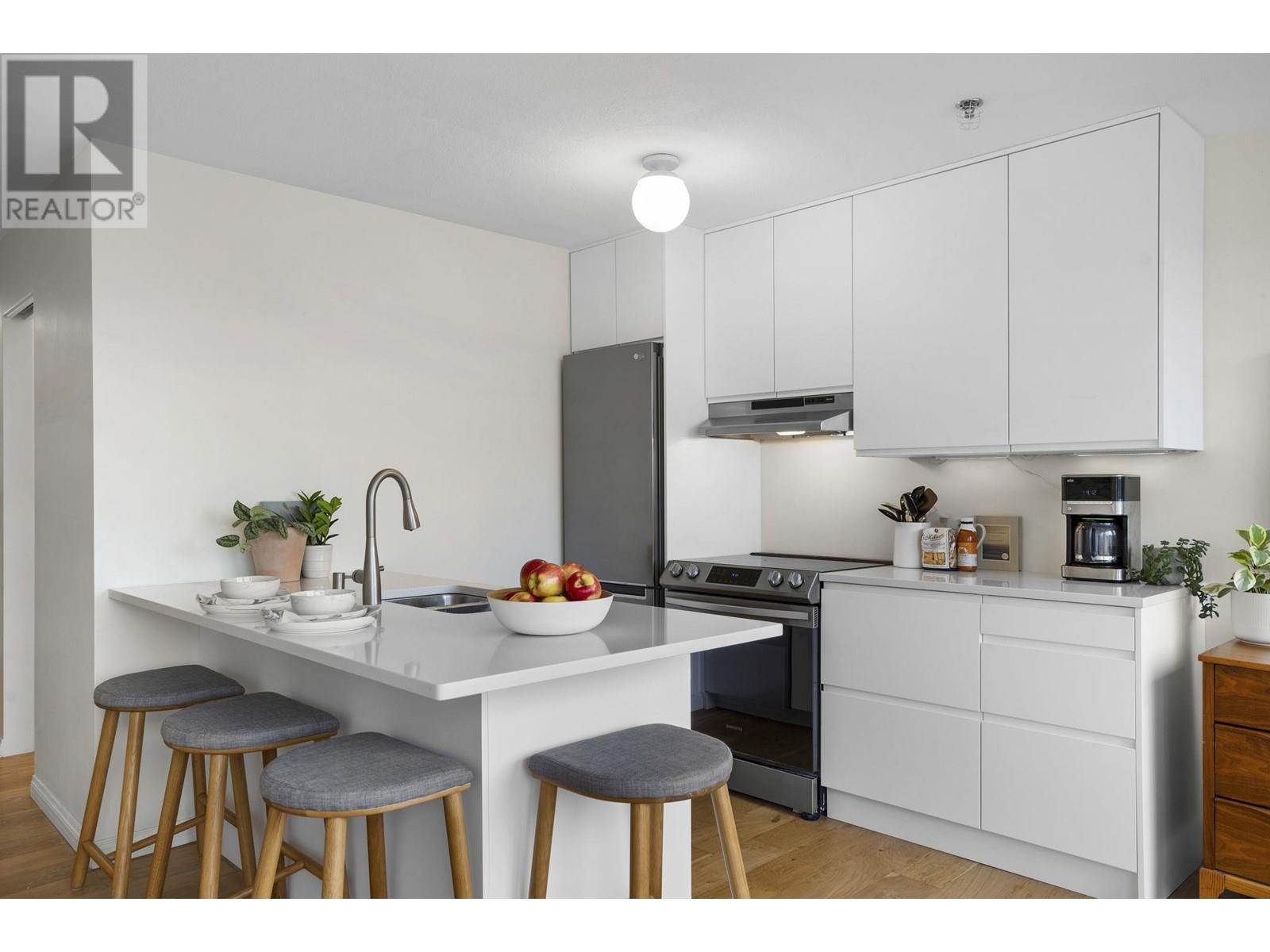 Listing Picture 6 of 32 : PH1 4113 FRASER STREET, Vancouver / 溫哥華 - 魯藝地產 Yvonne Lu Group - MLS Medallion Club Member