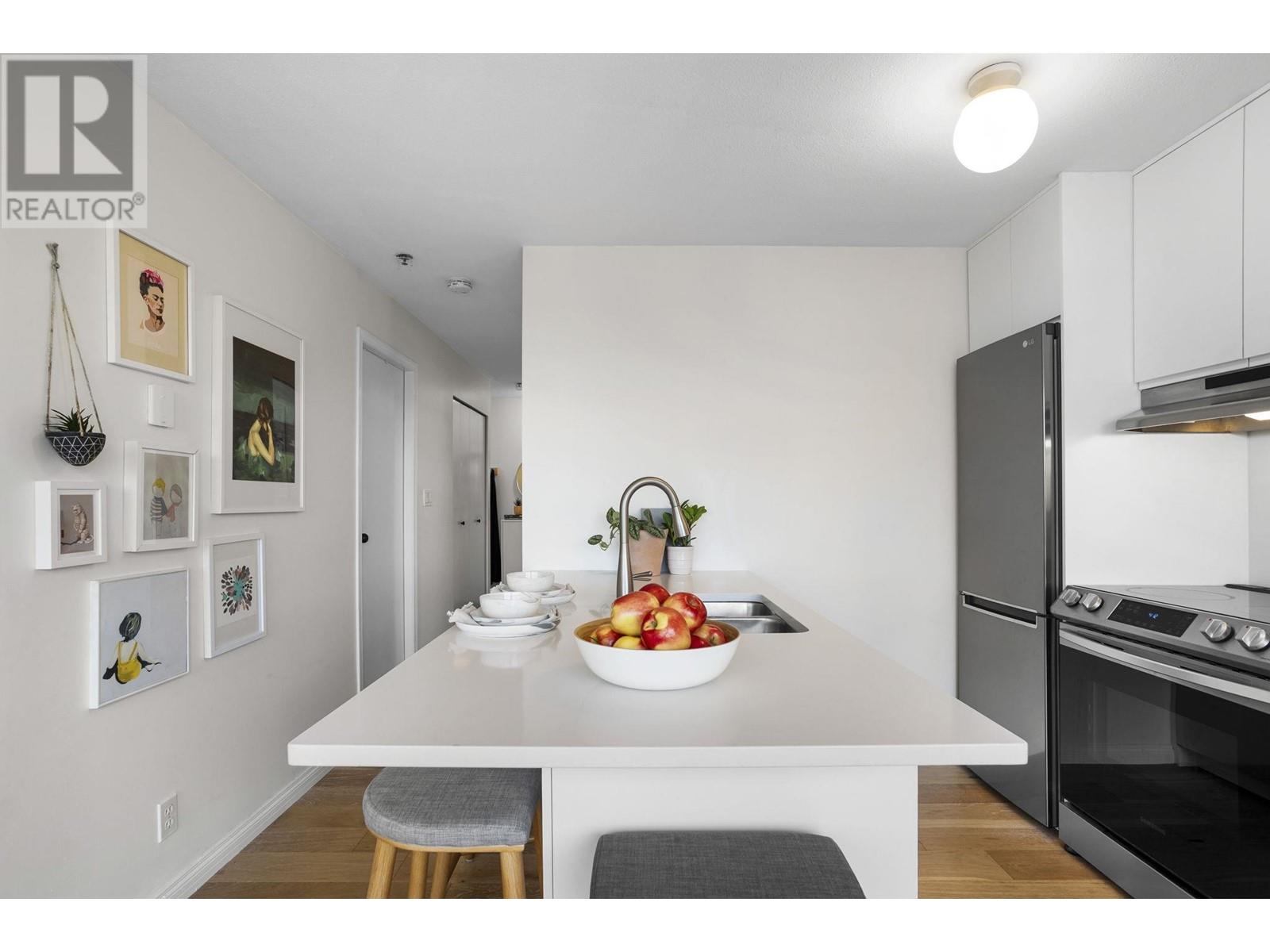 Listing Picture 7 of 32 : PH1 4113 FRASER STREET, Vancouver / 溫哥華 - 魯藝地產 Yvonne Lu Group - MLS Medallion Club Member