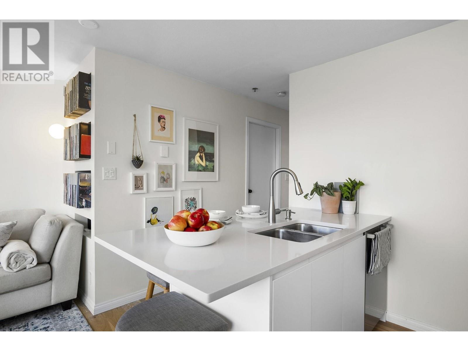 Listing Picture 8 of 32 : PH1 4113 FRASER STREET, Vancouver / 溫哥華 - 魯藝地產 Yvonne Lu Group - MLS Medallion Club Member