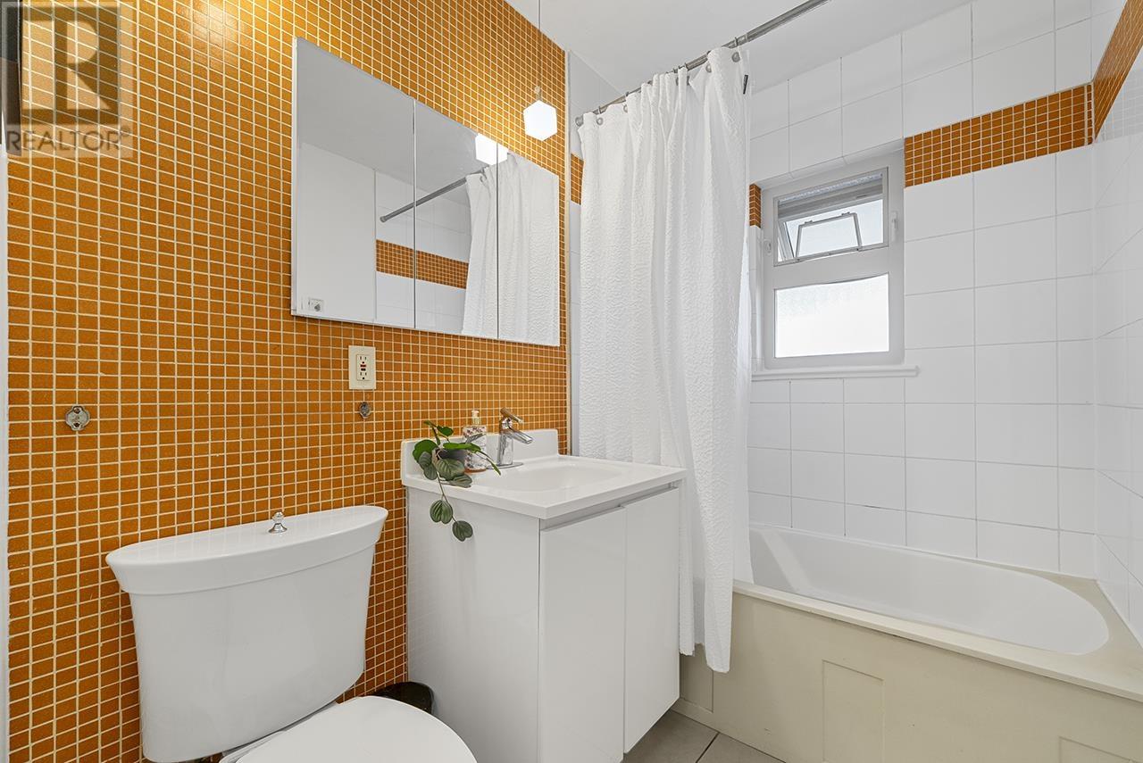 Listing Picture 9 of 19 : 4667 CHARLOTTE COURT, Burnaby / 本拿比 - 魯藝地產 Yvonne Lu Group - MLS Medallion Club Member