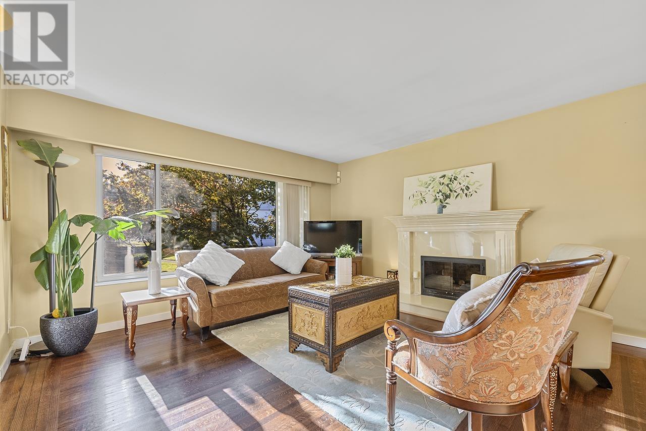 Listing Picture 6 of 19 : 4667 CHARLOTTE COURT, Burnaby / 本拿比 - 魯藝地產 Yvonne Lu Group - MLS Medallion Club Member