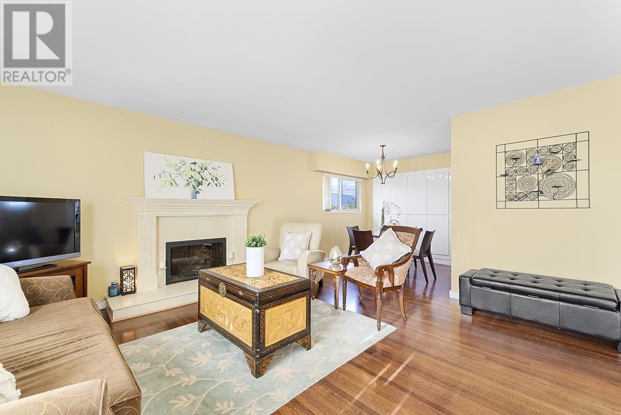 Listing Picture 4 of 19 : 4667 CHARLOTTE COURT, Burnaby / 本拿比 - 魯藝地產 Yvonne Lu Group - MLS Medallion Club Member