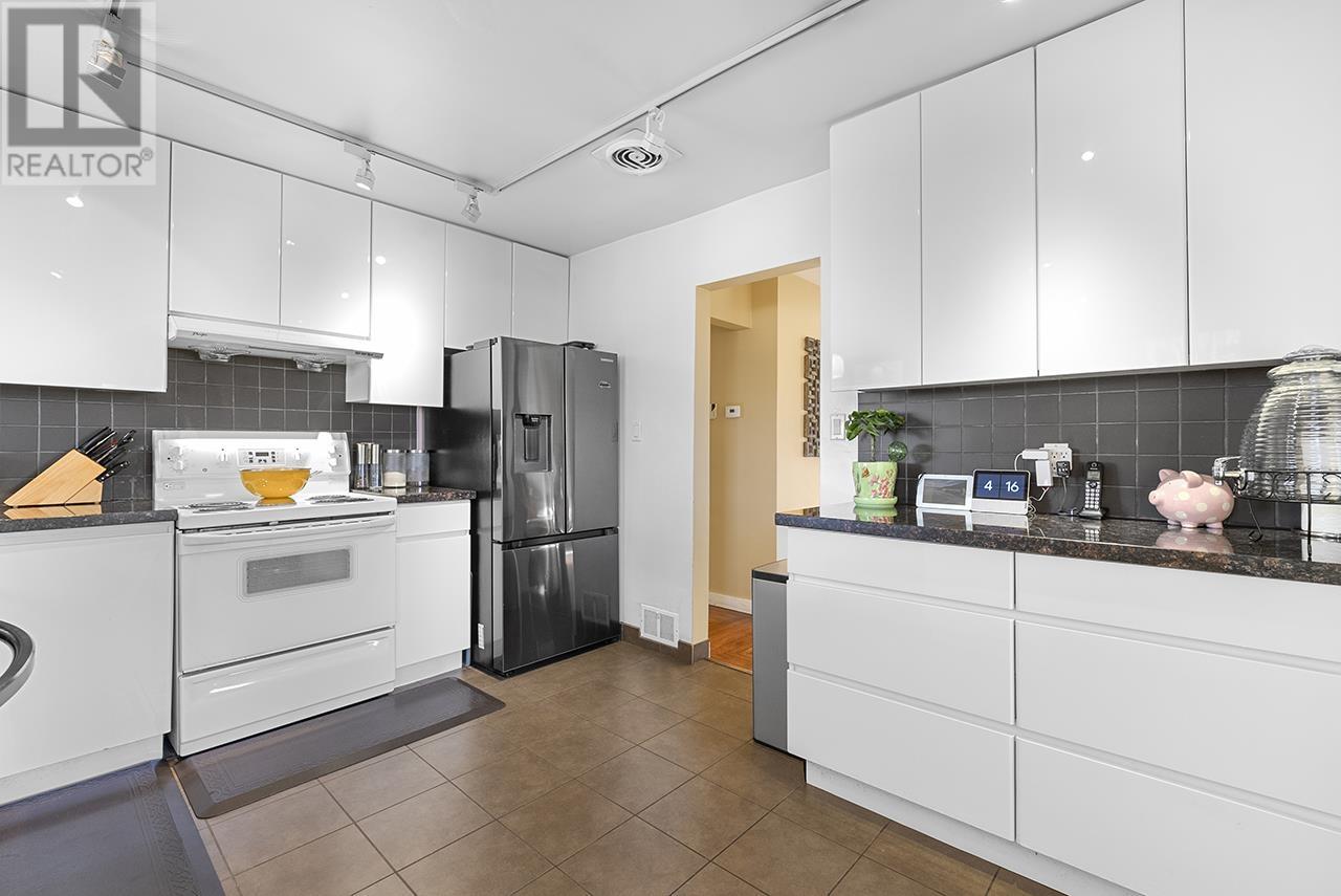 Listing Picture 11 of 19 : 4667 CHARLOTTE COURT, Burnaby / 本拿比 - 魯藝地產 Yvonne Lu Group - MLS Medallion Club Member