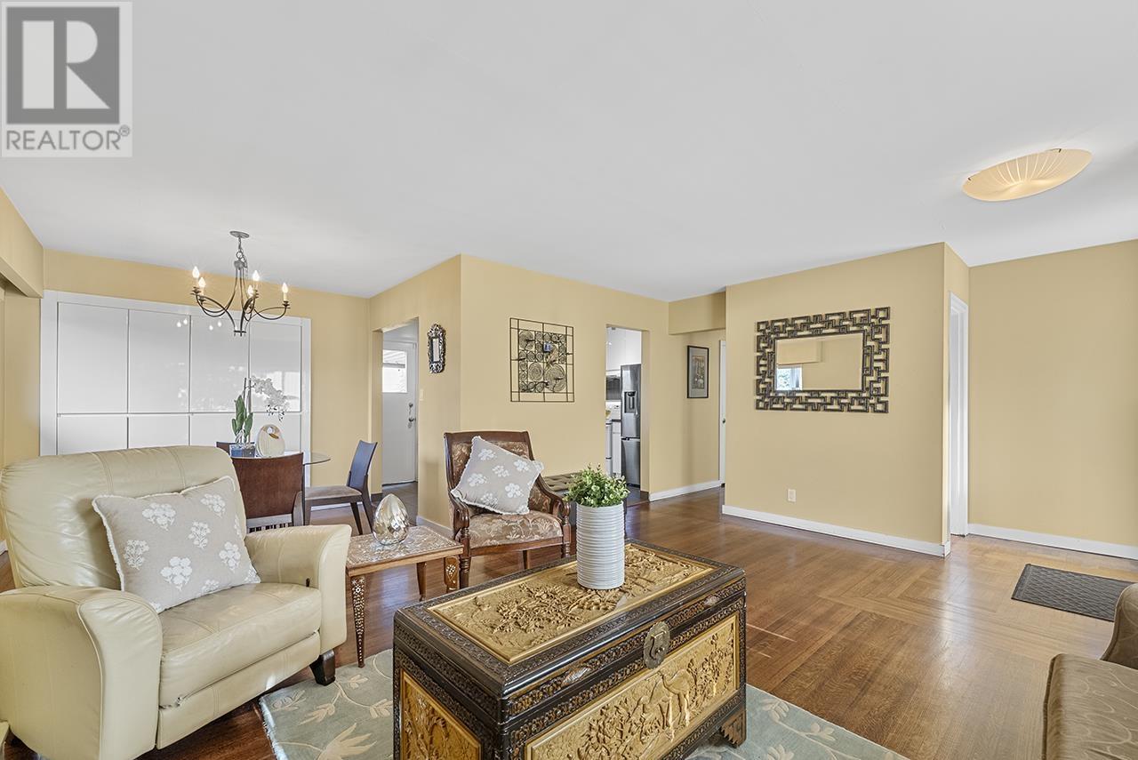 Listing Picture 5 of 19 : 4667 CHARLOTTE COURT, Burnaby / 本拿比 - 魯藝地產 Yvonne Lu Group - MLS Medallion Club Member