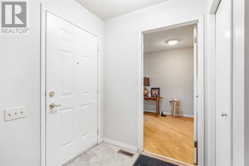 2828 Dovely Park Se, Calgary, Alberta  T2P 3G9 - Photo 2 - A2184730