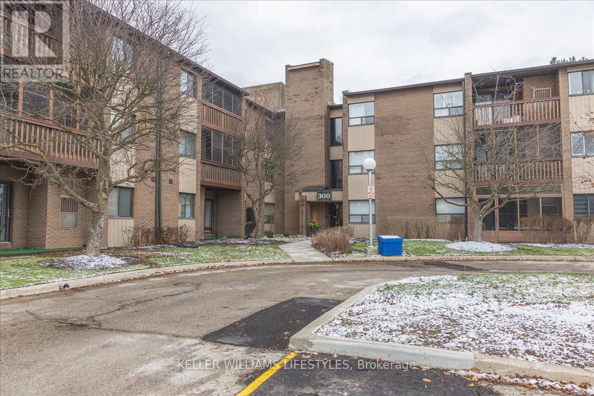 Photo 2 of 33 for 211 - 300 Everglade Crescent