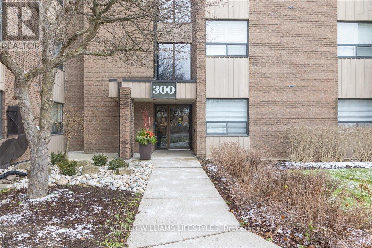 Photo 3 of 33 for 211 - 300 Everglade Crescent