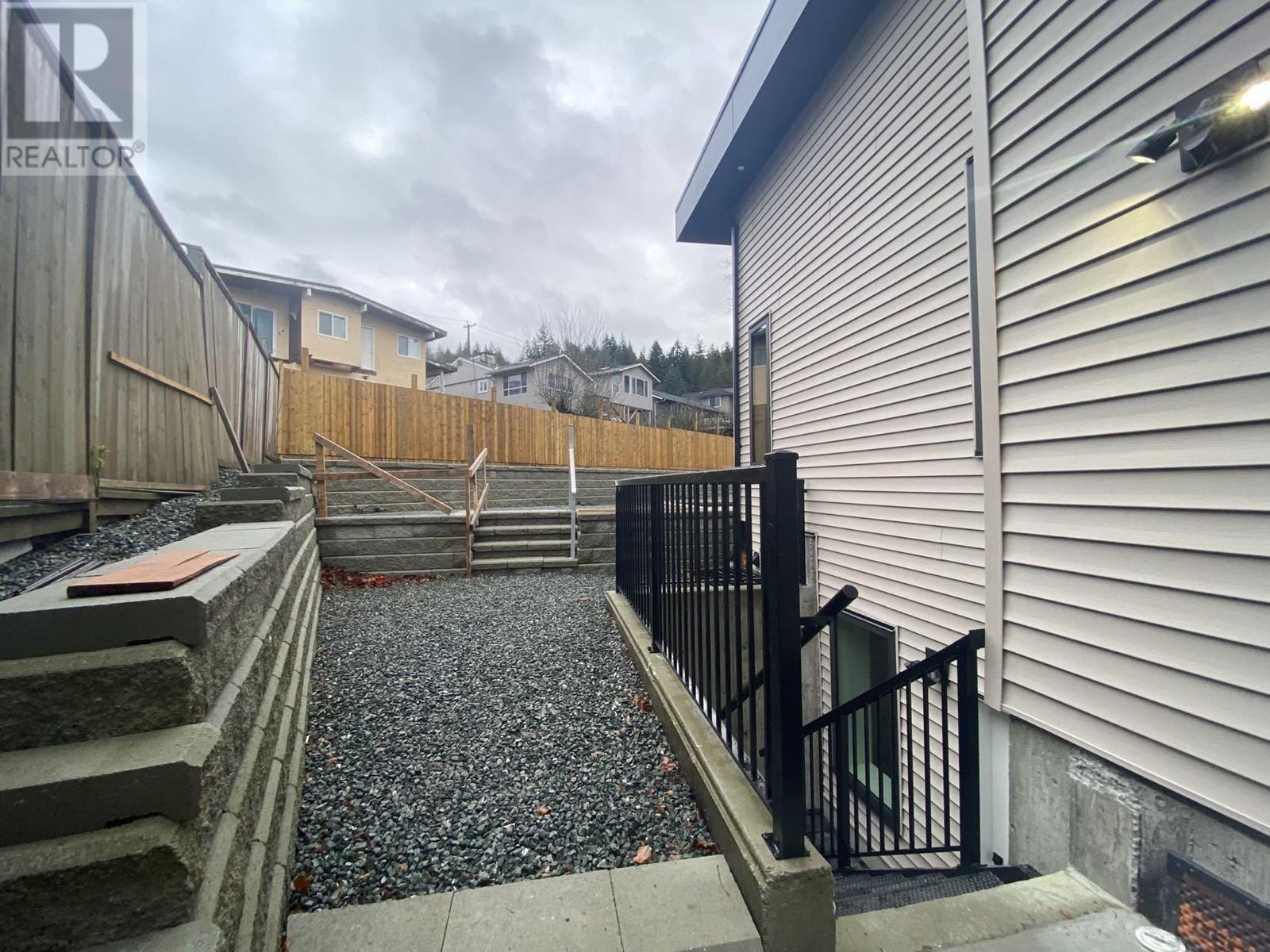 2 Bed Suite 7542 Lindrick Court, Burnaby, British Columbia  V5A 3Y5 - Photo 3 - R2952572