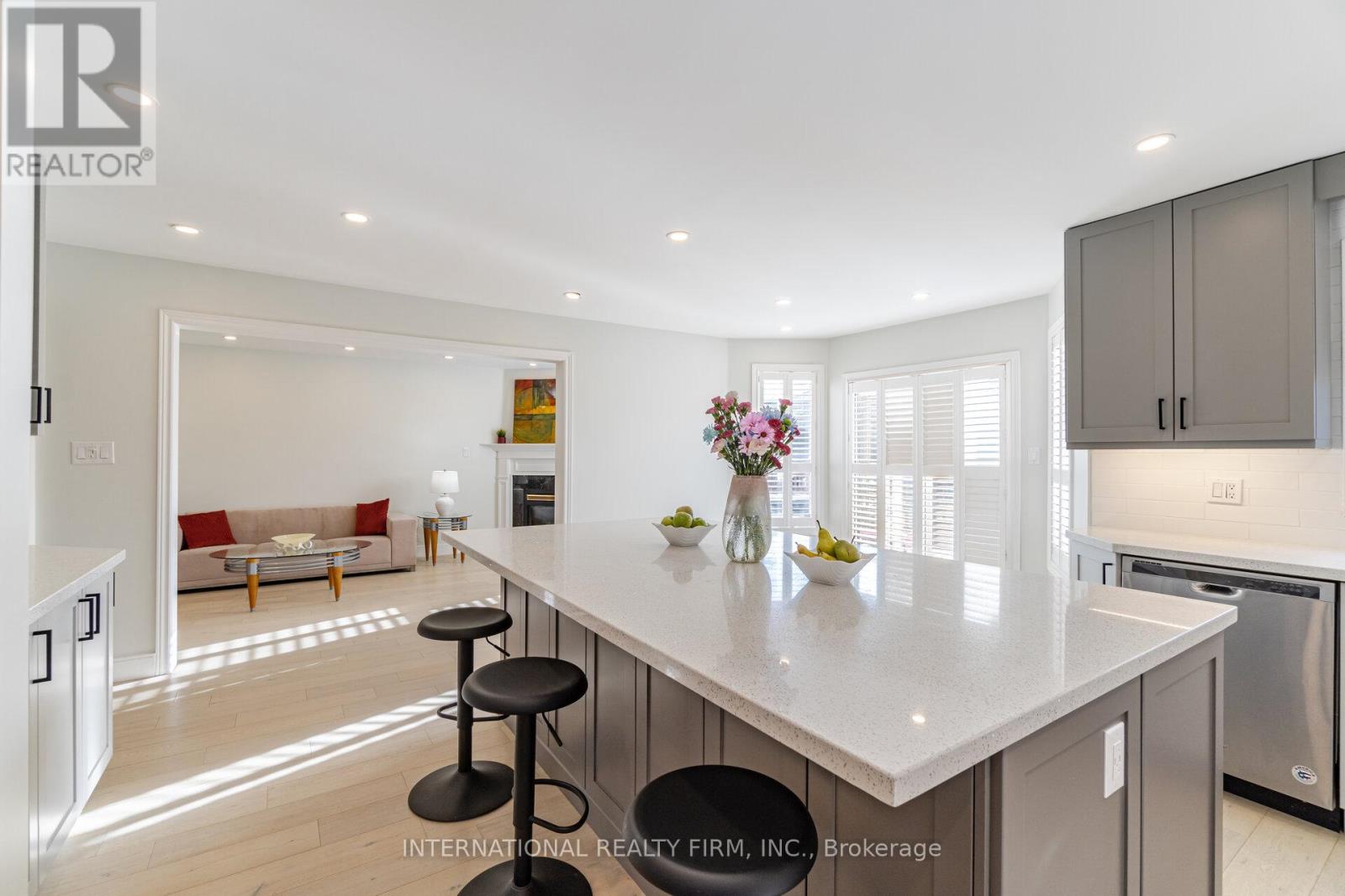 67 Rosanna Crescent, Vaughan, Ontario  L6A 3E3 - Photo 8 - N11908434