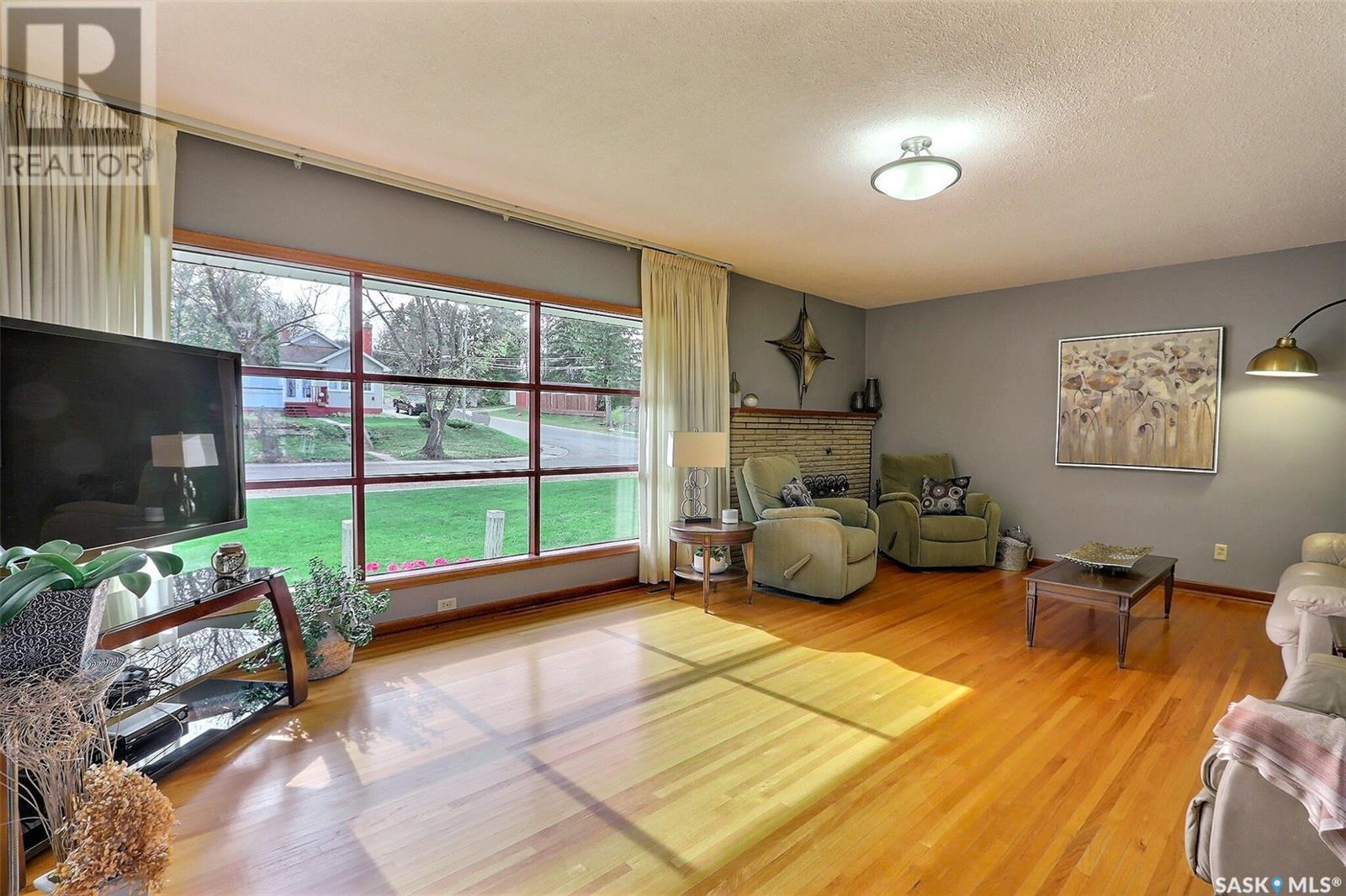 Property at 380 19th STREET W image 3