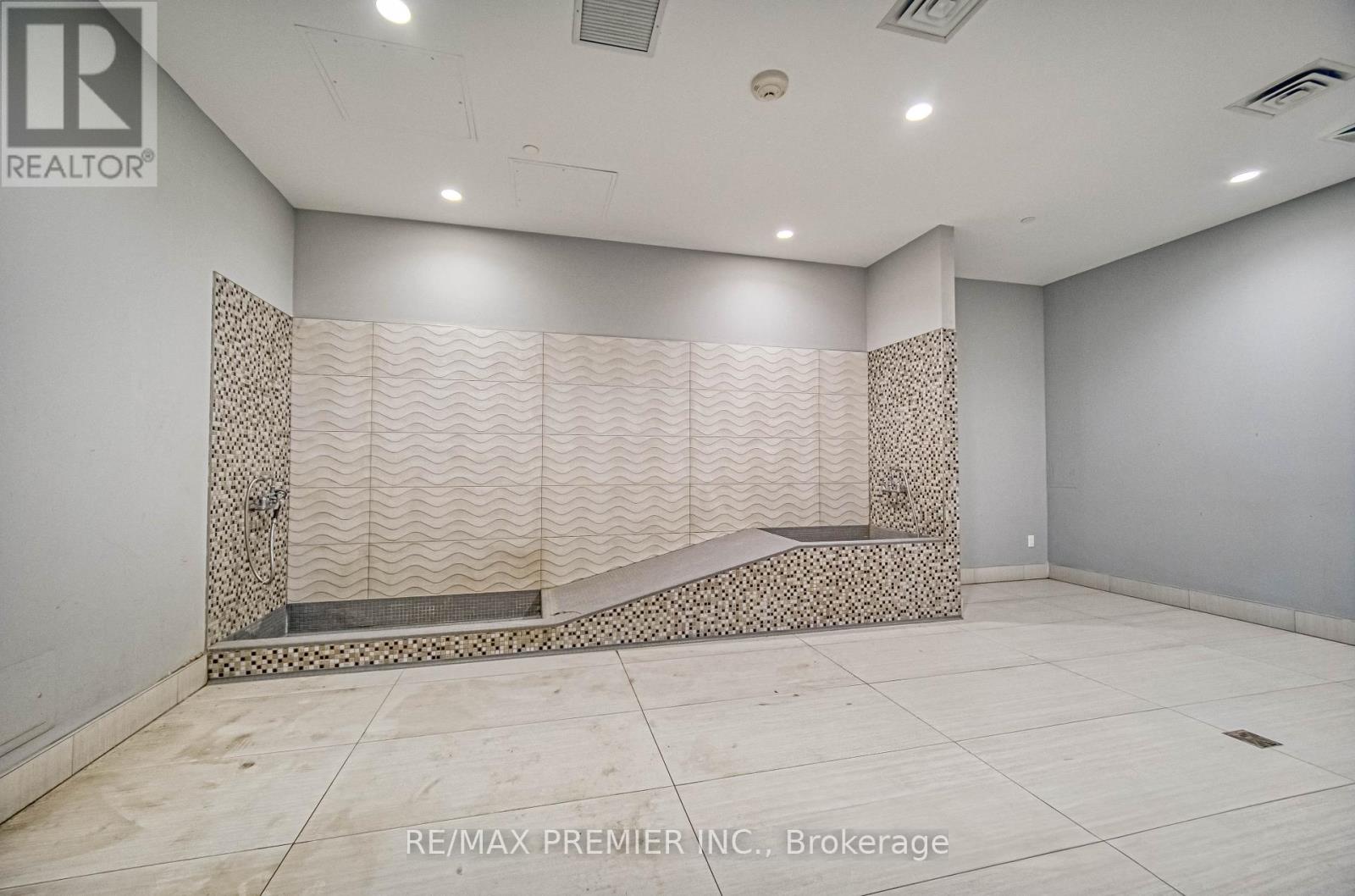 Property at 2712 - 30 SHORE BREEZE DRIVE image 5