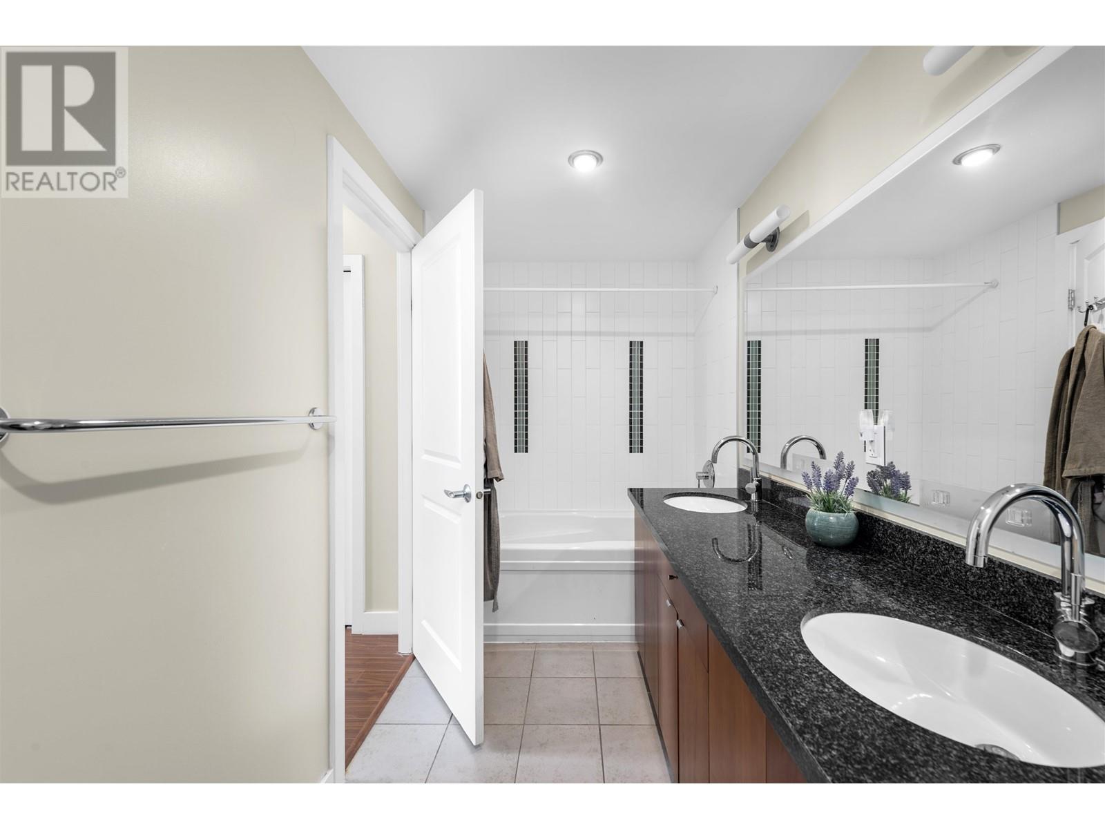 Listing Picture 12 of 32 : 1801 9180 HEMLOCK DRIVE, Richmond / 烈治文 - 魯藝地產 Yvonne Lu Group - MLS Medallion Club Member