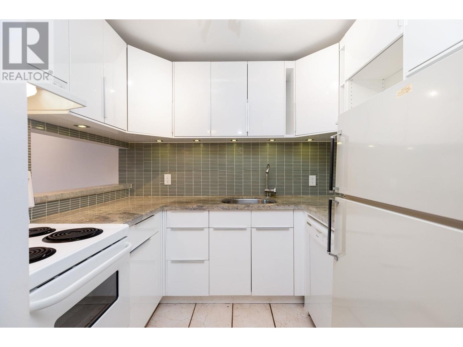 Listing Picture 3 of 11 : 212 1350 COMOX STREET, Vancouver / 溫哥華 - 魯藝地產 Yvonne Lu Group - MLS Medallion Club Member