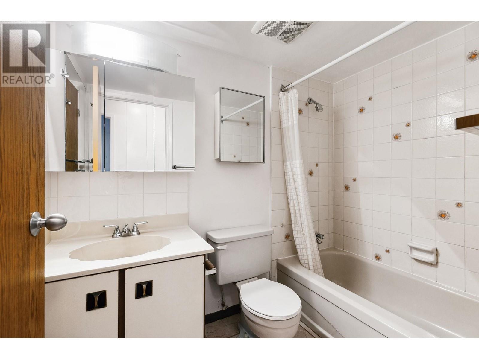 Listing Picture 7 of 11 : 212 1350 COMOX STREET, Vancouver / 溫哥華 - 魯藝地產 Yvonne Lu Group - MLS Medallion Club Member