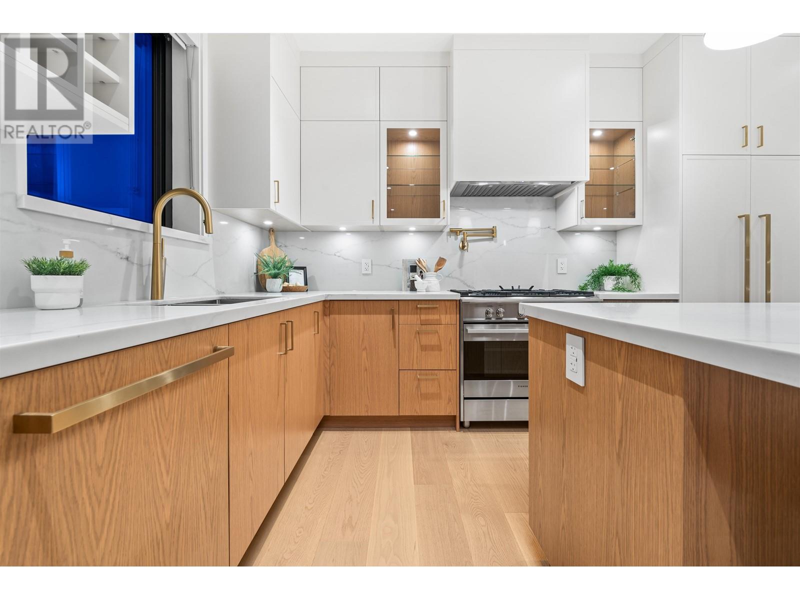 Listing Picture 12 of 38 : 1 2740 NAPIER STREET, Vancouver / 溫哥華 - 魯藝地產 Yvonne Lu Group - MLS Medallion Club Member