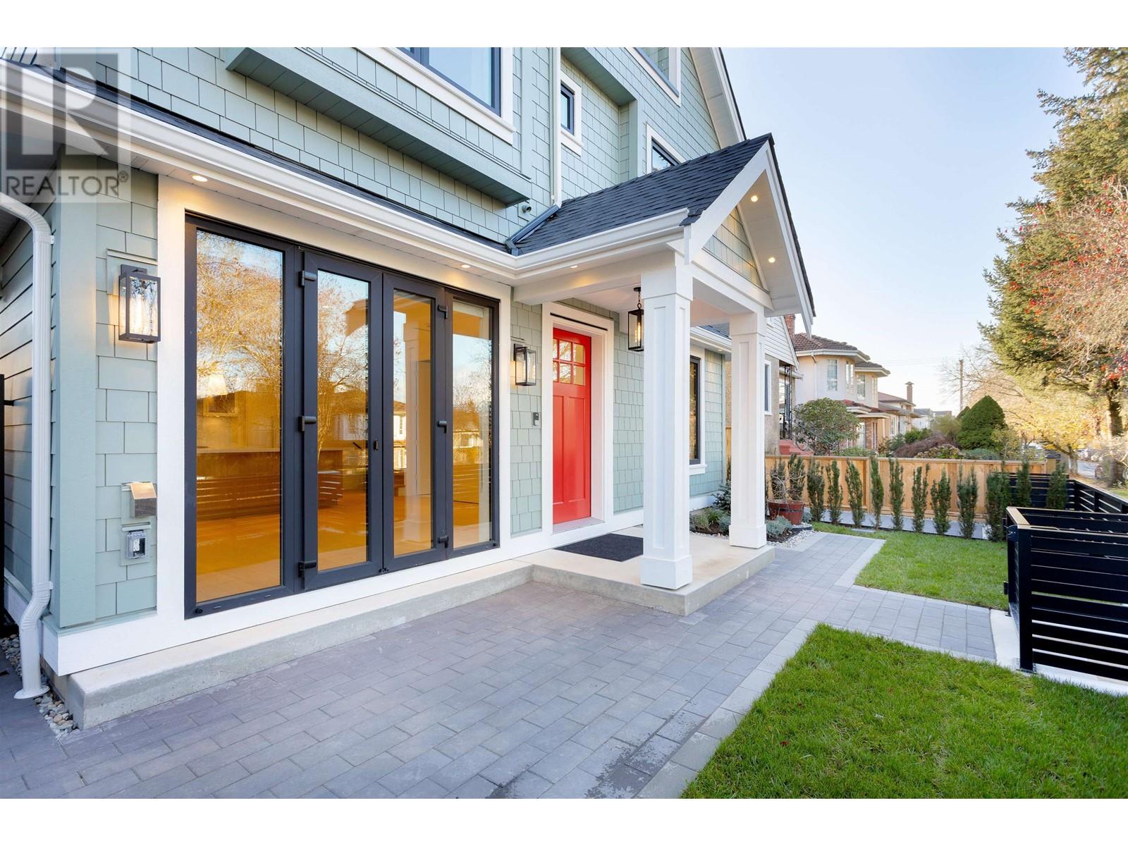 Listing Picture 2 of 38 : 1 2740 NAPIER STREET, Vancouver / 溫哥華 - 魯藝地產 Yvonne Lu Group - MLS Medallion Club Member