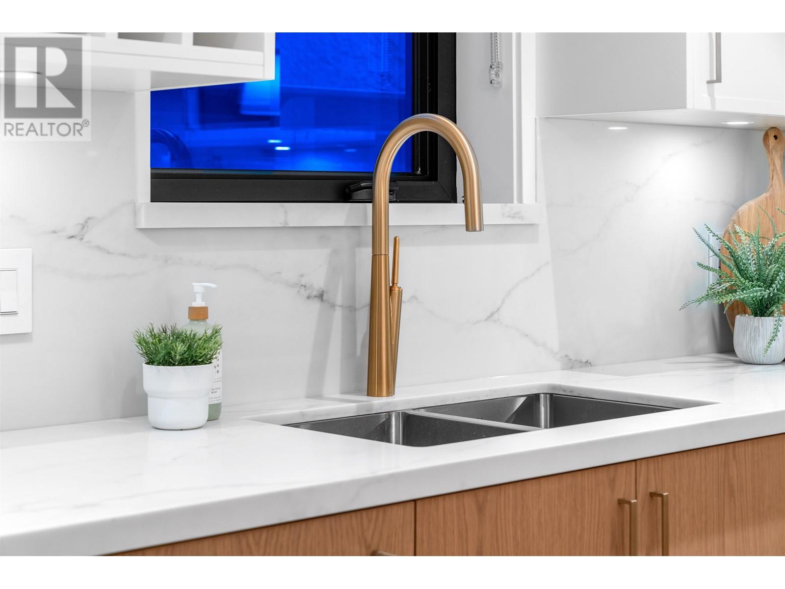 Listing Picture 31 of 38 : 1 2740 NAPIER STREET, Vancouver / 溫哥華 - 魯藝地產 Yvonne Lu Group - MLS Medallion Club Member