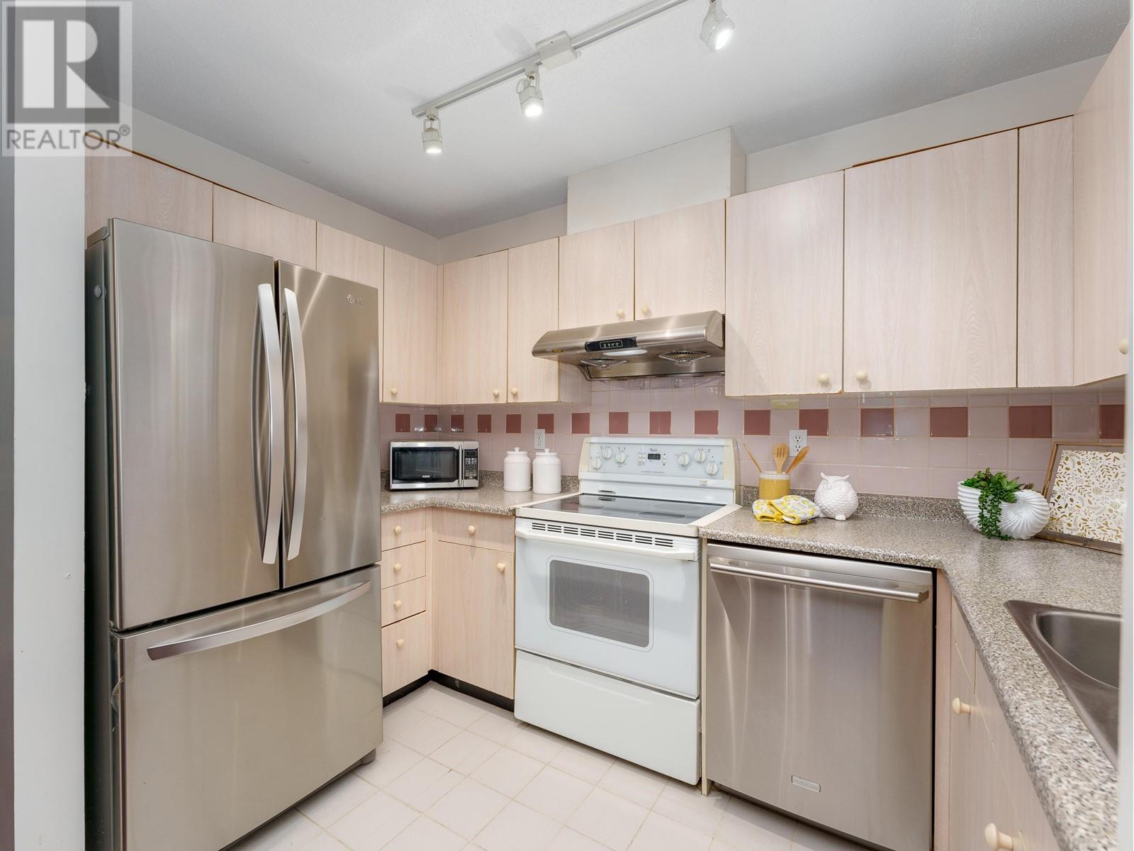 Listing Picture 6 of 18 : 303 3683 WELLINGTON AVENUE, Vancouver / 溫哥華 - 魯藝地產 Yvonne Lu Group - MLS Medallion Club Member