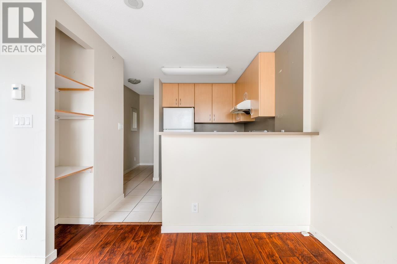 Listing Picture 3 of 23 : 317 3663 CROWLEY DRIVE, Vancouver / 溫哥華 - 魯藝地產 Yvonne Lu Group - MLS Medallion Club Member