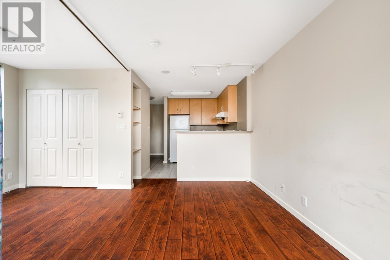 Listing Picture 2 of 23 : 317 3663 CROWLEY DRIVE, Vancouver / 溫哥華 - 魯藝地產 Yvonne Lu Group - MLS Medallion Club Member