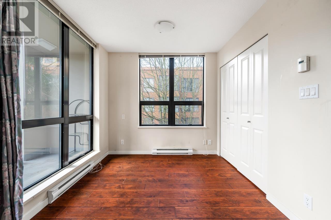 Listing Picture 11 of 23 : 317 3663 CROWLEY DRIVE, Vancouver / 溫哥華 - 魯藝地產 Yvonne Lu Group - MLS Medallion Club Member