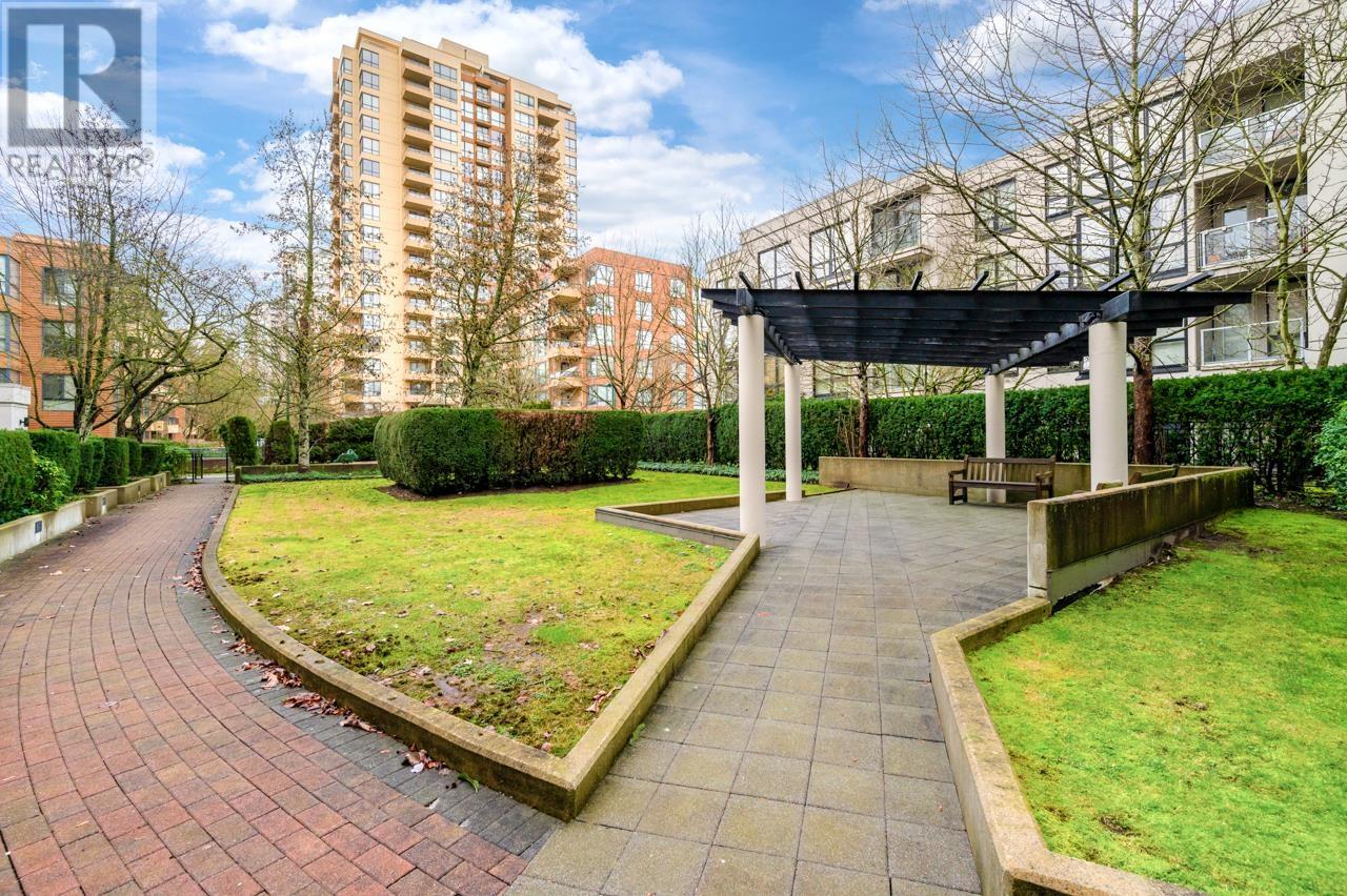 Listing Picture 18 of 23 : 317 3663 CROWLEY DRIVE, Vancouver / 溫哥華 - 魯藝地產 Yvonne Lu Group - MLS Medallion Club Member