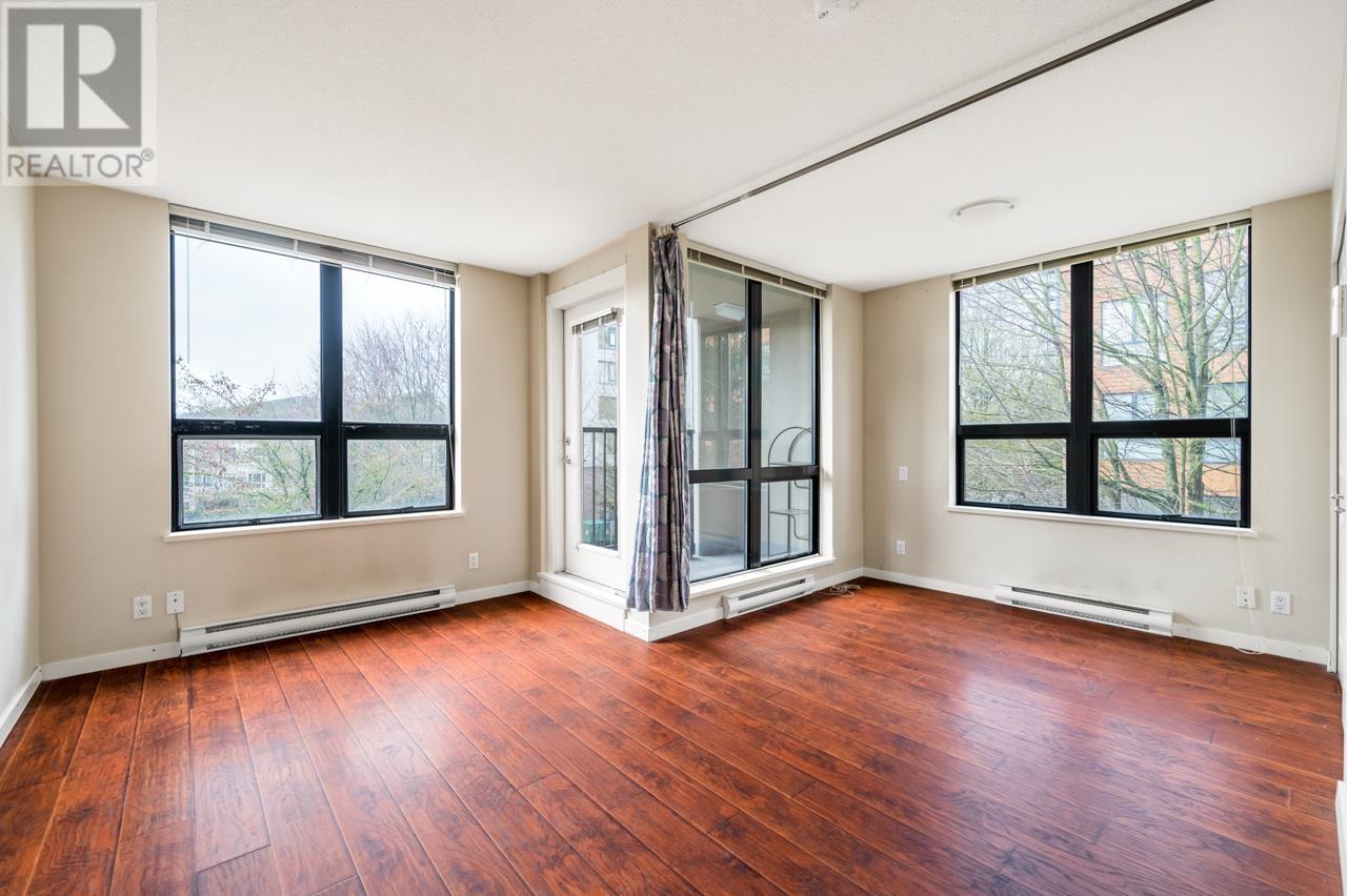 Listing Picture 7 of 23 : 317 3663 CROWLEY DRIVE, Vancouver / 溫哥華 - 魯藝地產 Yvonne Lu Group - MLS Medallion Club Member